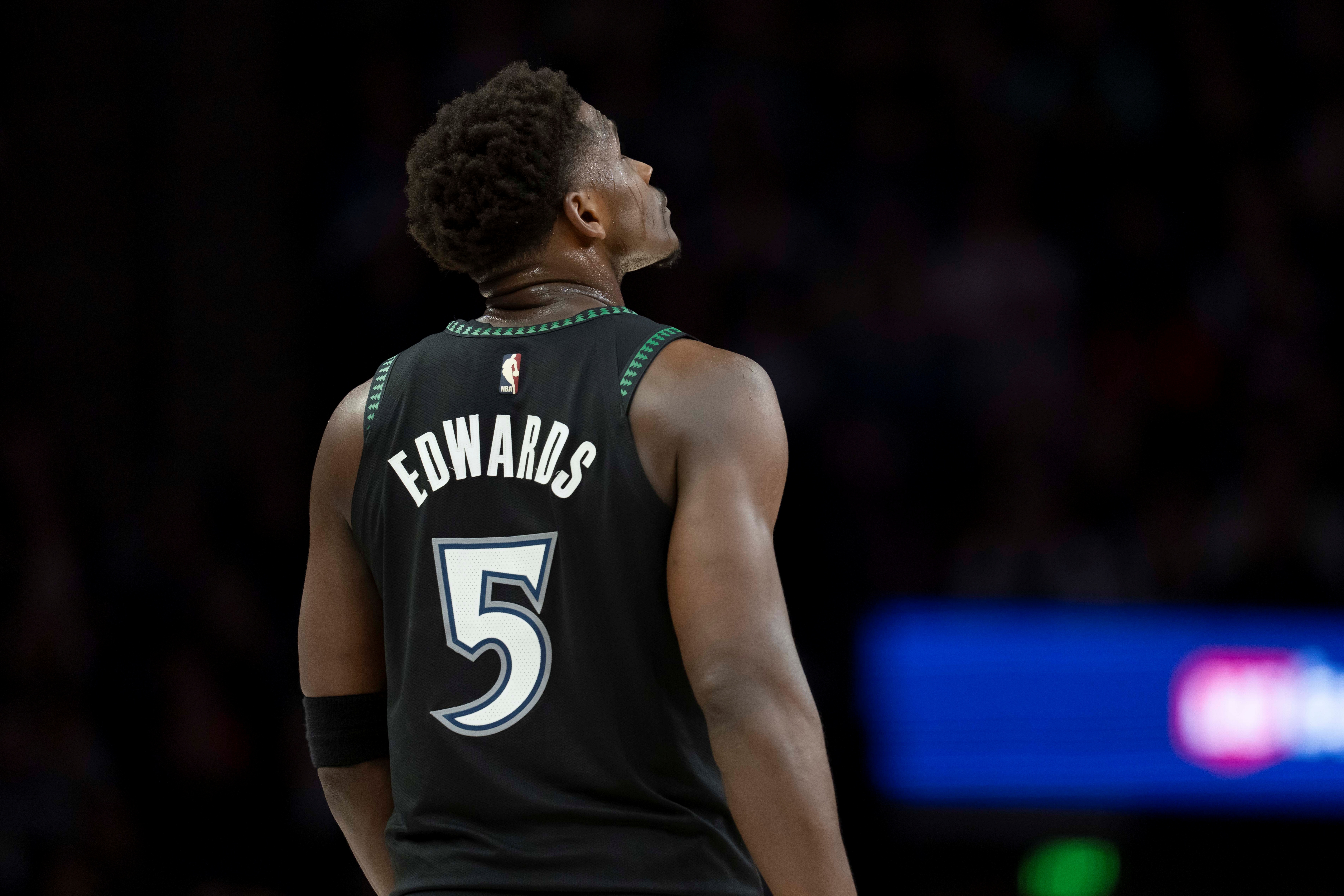 世界杯官方直播app下载-铁麻了!爱德华兹15中2&三分10中1&罚球10中9 仅得14分4助攻